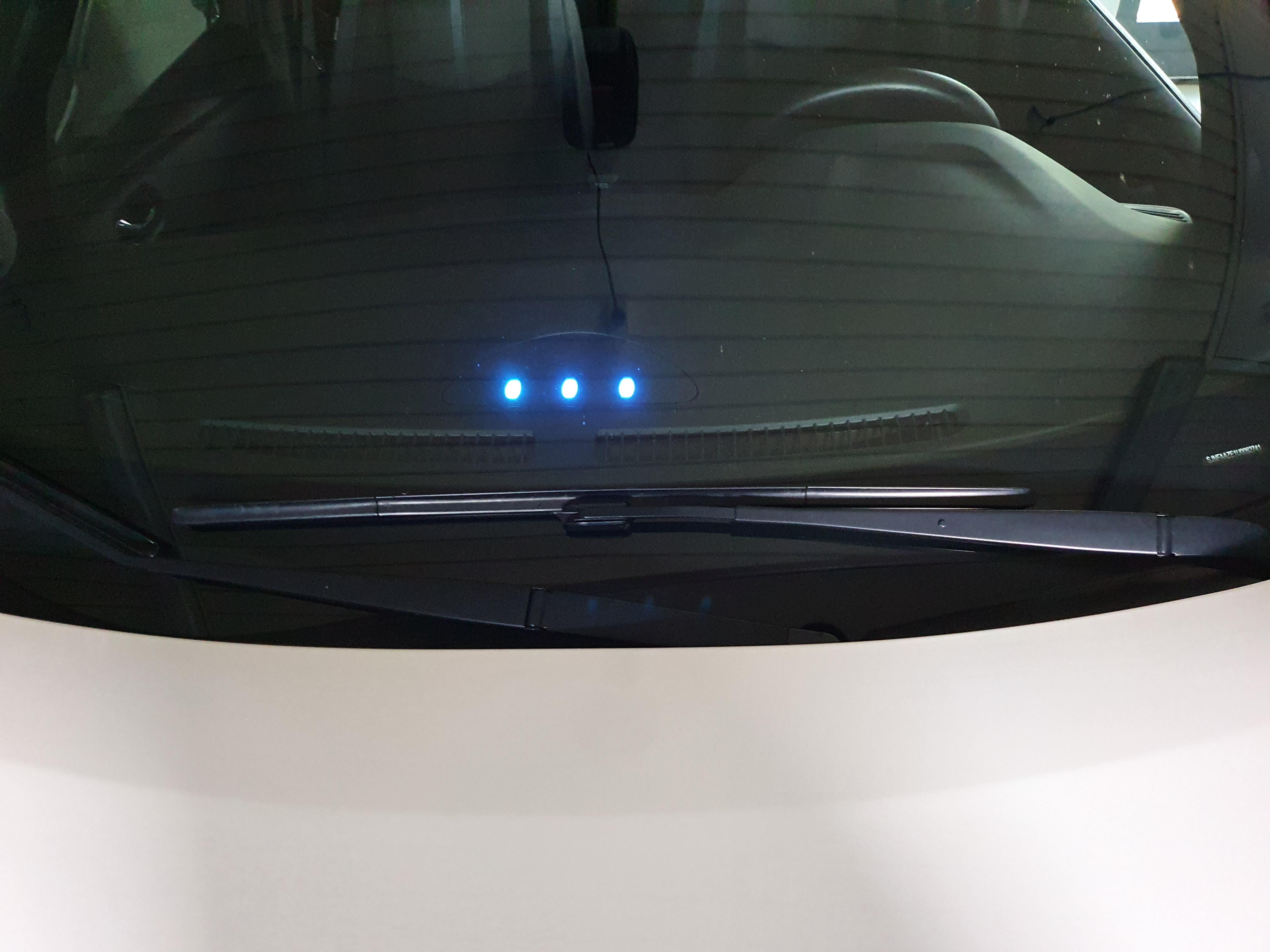 Nissan Leaf 3 blå led i forrude
