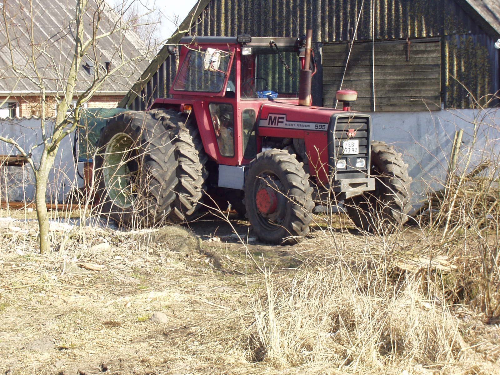 Den gamle MF595, stor, tung og stærk, og med tvillinghjul